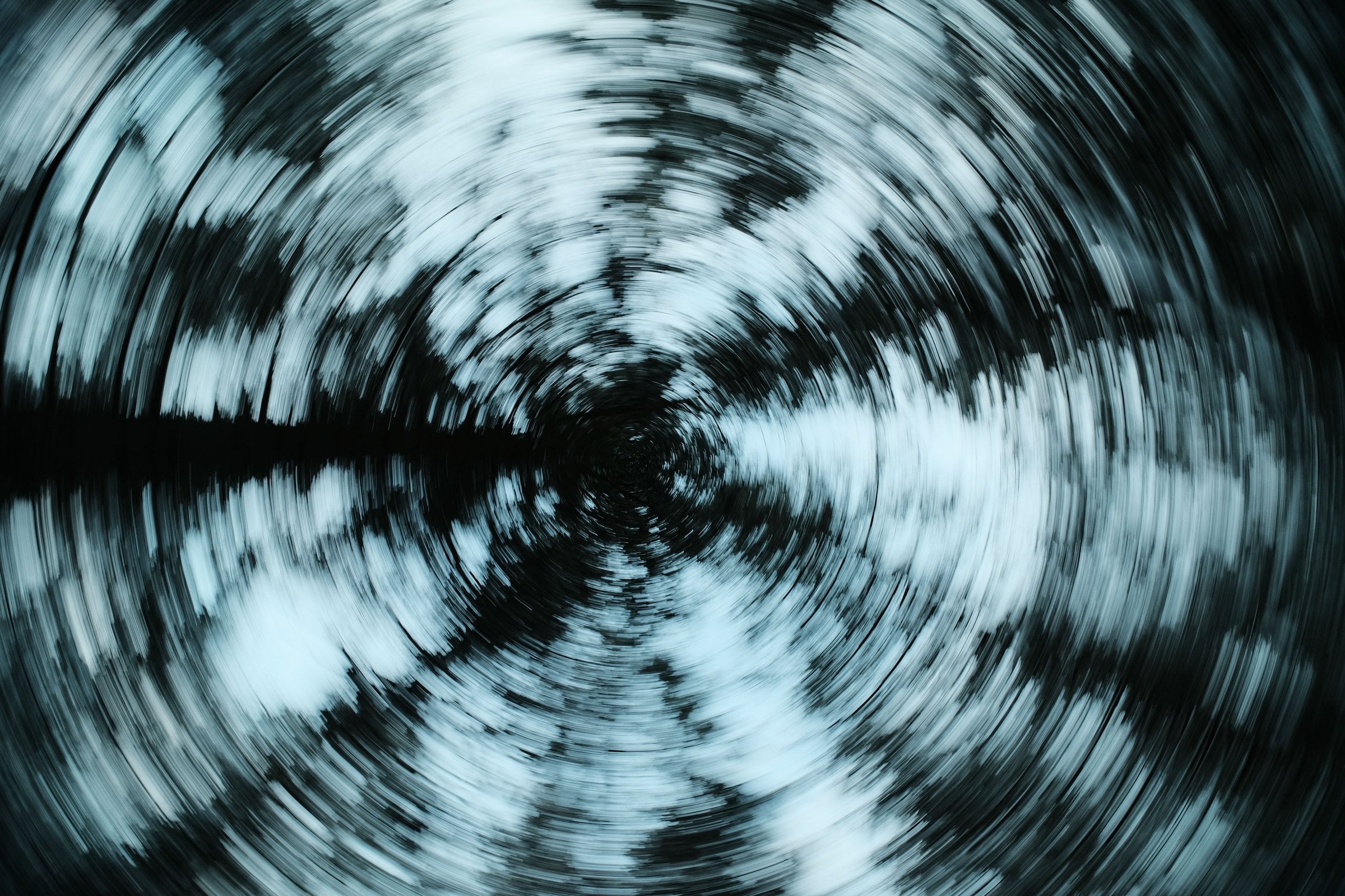 Des feuillages emportés dans un tourbillon, comme une spirale.
